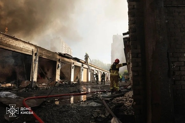 Equipos de emergencia trabajaron durante horas entre los escombros de edificios alcanzados por los bombardeos, en una jornada que volvió a evidenciar la intensidad del conflicto entre Rusia y Ucrania.EFE/ Servicios de Emergencias de Ucrania