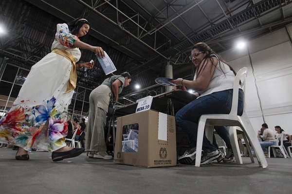 Personas votan durante la jornada electoral este domingo en Medellín (Colombia). Foto EFE/STR