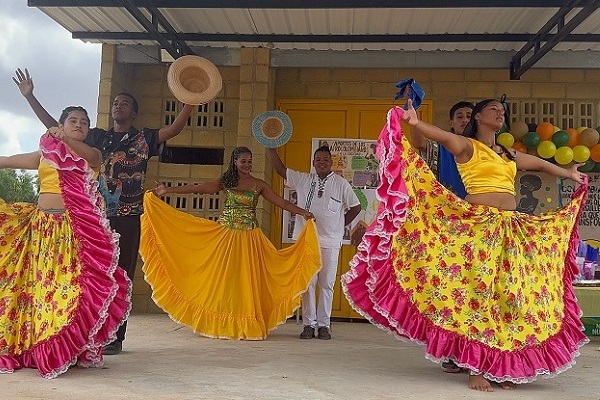 Estudiantes exaltaron la cultura afrodescendiente en la sede La Vanesa del Centro Etnoeducativo ‘José Francisco Pushaina’. Foto cortesía La Guajira Hoy