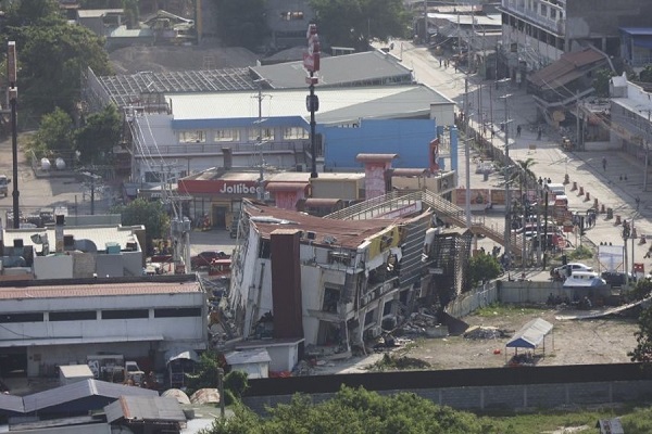 Una fotografía facilitada por la Guardia Costera de Filipinas (PCG) muestra una vista aérea de un edificio dañado un día después del terremoto que se sintió en la ciudad de General Santos, al sur de Filipinas. EFE/EPA/Guardia Costera de Filipinas/Fotografía