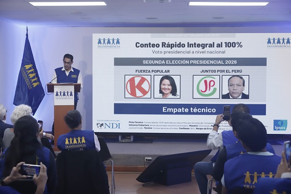 El secretario general de la Asociación Civil Transparencia, Omar Awapara, habla durante una rueda de prensa para presentar los resultados de las elecciones presidenciales en Perú este domingo. Archivo EFE/ Sebastián Blanco Salazar