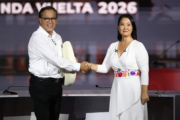 La candidata derechista Keiko Fujimori (d) y el candidato izquierdista Roberto Sánchez posan durante un debate presidencial en Lima (Perú). EFE/ Paolo Aguilar