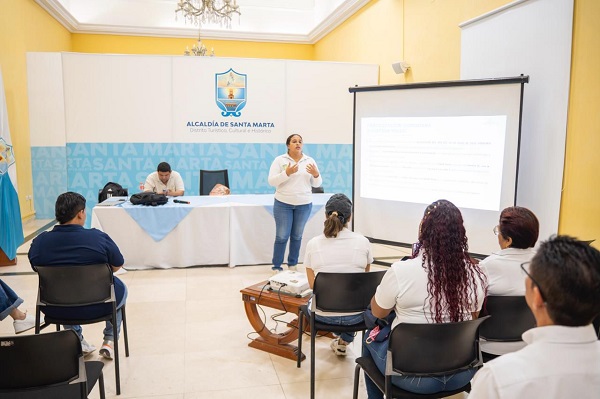 La reunión se dio en el salón amarillo de la Alcaldía Distrital, donde contó con la participación de delegados del sector civil, la Essmar, el Ministerio Público y la Gerencia de Infraestructura del Distrito. Foto Alcaldía 