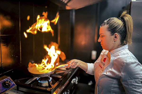 Imagen de referencia de mujer cocinando con gas natural. Foto EFE