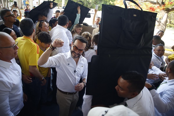 El candidato Abelardo de la Espriella llegando a ejercer su derecho al voto en la primera vuelta presidencial. Foto EFE 