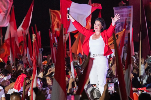 La candidata derechista Keiko Fujimori, reacciona durante el cierre de campaña en Lima (Perú). EFE/ Renato Pajuelo