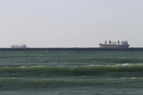 Petroleros cruzan el Estrecho de Ormuz, en Omán. Foto EFE/Ali Haider/ Archivo