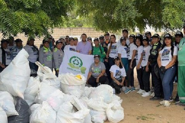 Participantes de la iniciativa “Deja una Huella Positiva” realizaron labores de limpieza y clasificación de residuos en el sector de Marbella. Foto La Guajira Hoy 
