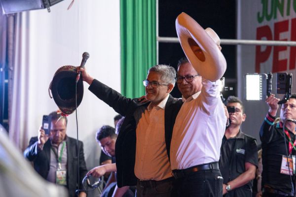 El candidato a la Presidencia de Perú, Roberto Sánchez, habla durante el cierre de campaña en Lima, Perú. La candidata derechista Keiko Fujimori y Sánchez cerraron la campaña electoral para la segunda vuelta de las elecciones presidenciales de Perú, que se debate entre devolver al fujimorismo al gobierno o reivindicar un proyecto de izquierda tras el gobierno interrumpido de Pedro Castillo (2021-2022). (Foto EFE/ John Reyes