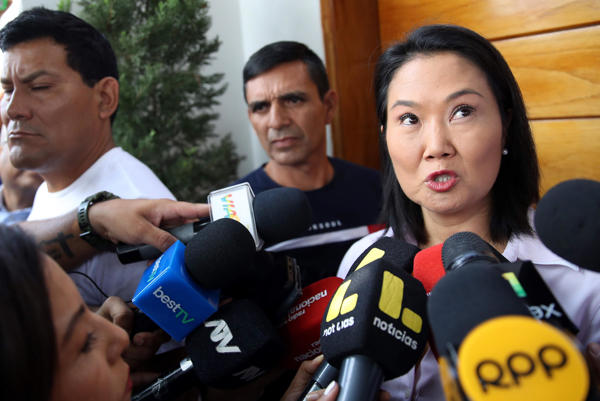 La candidata  a la Presidencia de Perú, Keiko Fujimori, habla a la prensa este jueves en Lima (Perú). Fujimori afirmó que van a esperar al conteo final de votos de la Oficina Nacional de Procesos Electorales (ONPE) para hacer un pronunciamiento. EFE/Paolo Aguilar