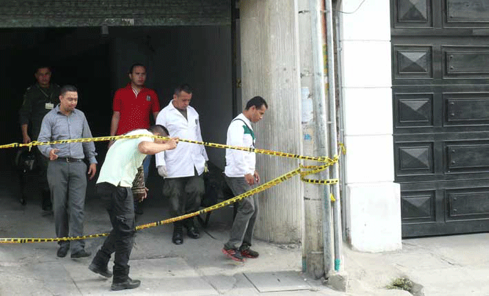 Por este garaje de una edificación contigua los delincuentes perforaron las paredes para ingresar al Banco.
