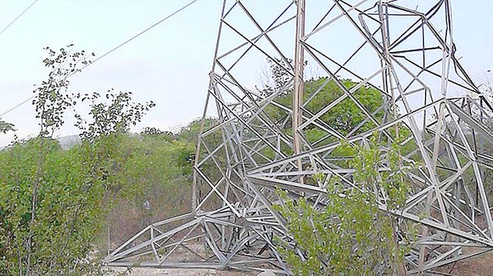 Los guerrilleros intentaron colocar una carga explosiva en una torre, pero solo le hicieron daño a la zapata de cemento. Los guerrilleros intentaron colocar una carga explosiva en una torre, pero solo le hicieron daño a la zapata de cemento.