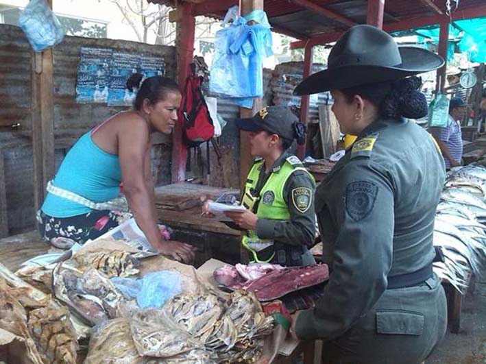 Los vendedores del mercado recibieron las charlas y volantes por parte de la Policía.