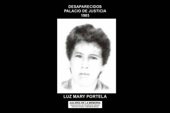 Después de que Medicina Legal confirmó la identificación de los restos de Cristina del Pilar Guarín, Luz Mary Portela y Lucy Amparo Oviedo, víctimas del holocausto del Palacio de Justicia, sus familiares manifestaron que los hallazgos contribuyen a “menguar el dolor de sus familias (…) que han desarrollado una lucha sin cesar para conocer la verdad de lo que sucedió con los suyos”. Además, solicitaron que el Estado colombiano cumpla la sentencia emitida por la Corte Interamericana de Derechos Humanos el 14 de noviembre de 2014, que ordena el esclarecimiento de los hechos y sus responsables y la debida reparación de las víctimas del holocausto ocurrido el 6 y 7 de noviembre de 1985. “Treinta años después, estos crímenes no han sido efectivamente sancionados, frente a las estrategias de impunidad impulsadas por los altos oficiales de las Fuerzas Armadas comprometidos por los hechos”, dice el comunicado, en el que también se solicita acompañamiento y veeduría por parte de organismos internacionales, para controlar las “injerencias indebidas de la inteligencia militar y las profundas irregularidades a los largo de estos años”. Un medio impreso nacional habló con Rosa Milena Cárdenas, hermana de Luz Mary Portela, quien para el momento de la toma del Palacio de Justicia tenía 26 años y trabajaba en la cafetería del edificio. Sus restos fueron hallados en la tumba de Libia Rincón Mora (auxiliar de un magistrado de la Corte Suprema), en el Cementerio Jardines de Paz, al norte de Bogotá. ¿Cómo recibieron la noticia del hallazgo de los restos de su hermana? Es un deber cumplido con mi mamá, Rosalbina León, quien empezó esta lucha buscando los restos de su hija y murió en 2009. Hoy los encuentro pero no encuentro la verdad de lo que pasó. Luz Mary Portela, el día de la toma del Palacio de Justicia, estaba reemplazando a mi mamá en la cafetería. Las versiones apuntan a que mi hermana sale viva del Palacio, herida en un brazo y con su uniforme de trabajo. Hoy me entregan los indicios de Medicina Legal y hay restos de su uniforme de trabajo.