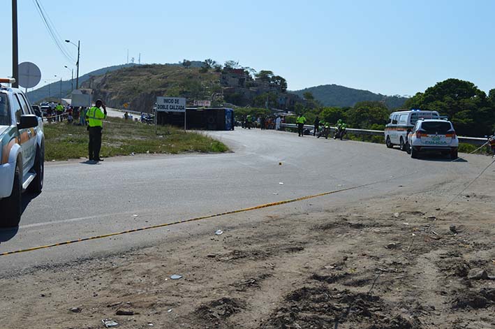 Al parecer el personal que se encontraban cerca a la ubicación del accidente, aprovecharon el caos para llevarse las pertenecías de los viajeros que resultaron heridos.
