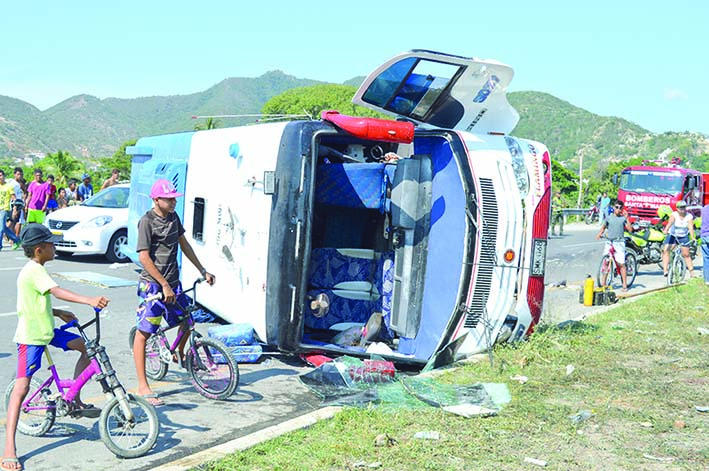 El automotor quedo destrozado debido al impacto y a la gravedad del accidente.