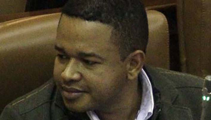 Yahir  Acuña.