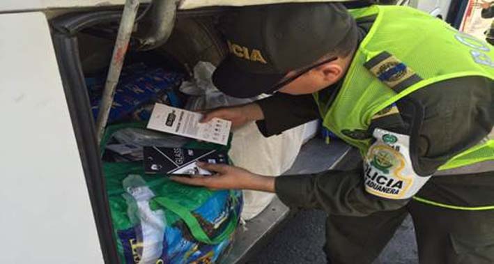 Mercancía incautada en puesto de control ubicado en el sector conocido como Las Tinajas, en la vía que conduce a Riohacha. 