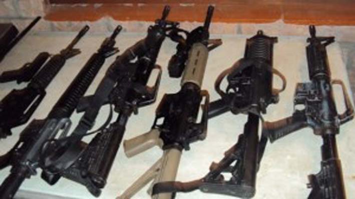 La Policía  incautó en Medellín un fusil FAL 7.62mm, una subametralladora UZI, una subametralladora Mini Ingram, 24 escopetas, 11 revólveres, seis pistolas 9mm, 93 proveedores para diferentes armas y munición de diferentes calibres.