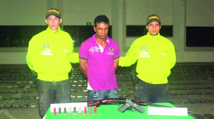 En el operativo fue capturada una persona de 48 años que se encontraba en el lugar donde estaba el estupefaciente. Además incautaron dos armas de fuego.