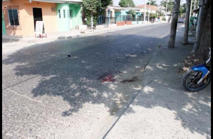 El joven alcanzó a ser llevado con vida al CAP de La Candelaria, pero allí murió minutos después.