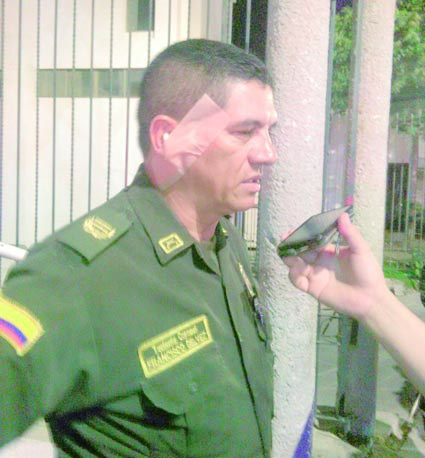 Coronel Francisco Gélvez, saliendo de la Clínica Mar Caribe, luego de recibir un golpe con un objeto contundente en la cara.