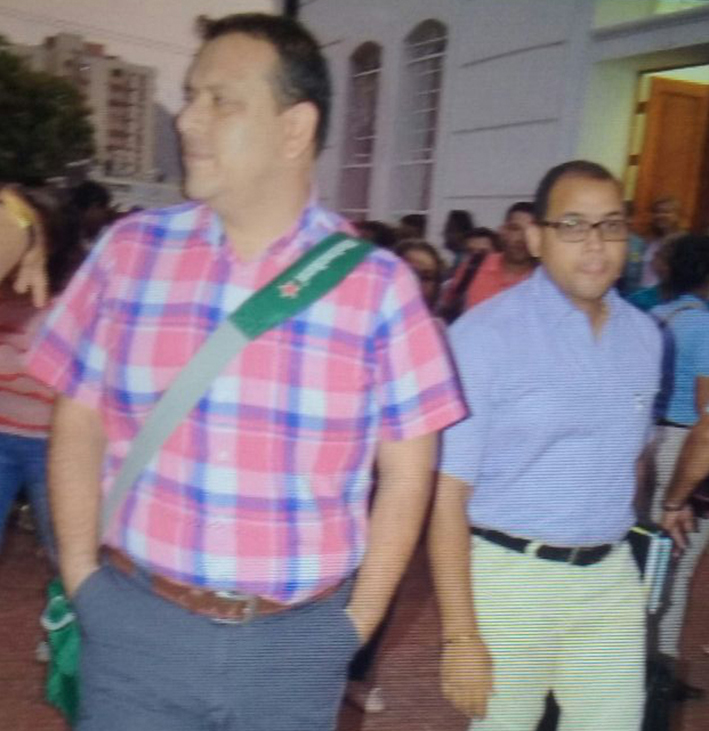 El mayor Rolando Pinzón, exjefe de la Sijín, cuando salía libre, ayer por la tarde.