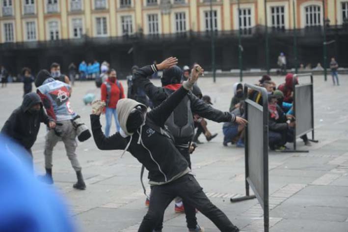 Los desmanes fueron protagonizados por un grupo de encapuchados que irrumpió en la Plaza y atacó a los uniformados que custodiaban los edificios oficiales y monumentos para que no fueran objeto de actos de vandalismo.