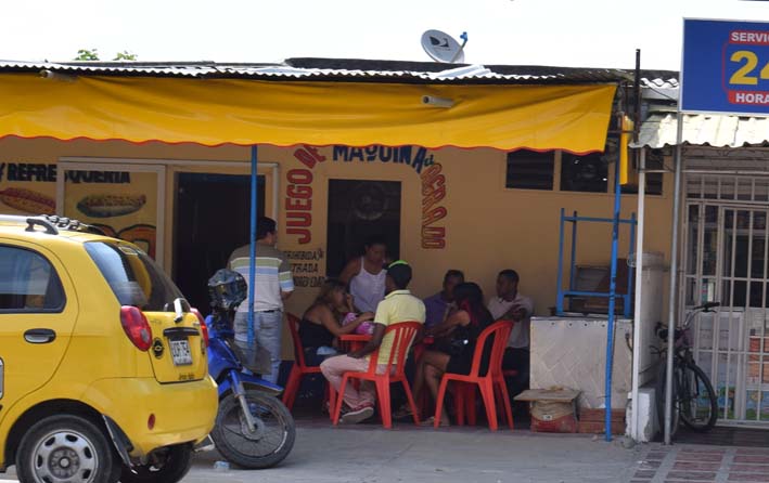 Familiares de los fallecidos en las afueras de la morgue. 