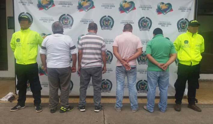 Dictaba clases en un colegio público de Florencia, pero sus estudiantes de segundo grado no se aguantaron y lo denunciaron por acosarlas..