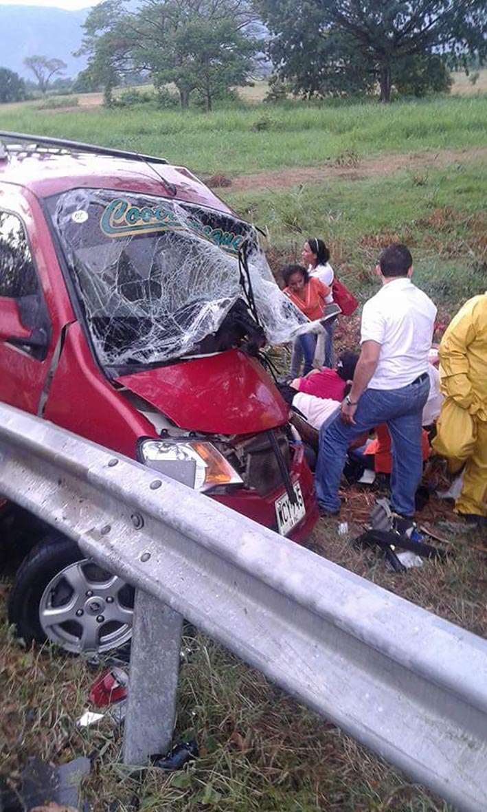 El accidente en la vía Valledupar-Codazzi  dejó dos muertos y siete heridos.