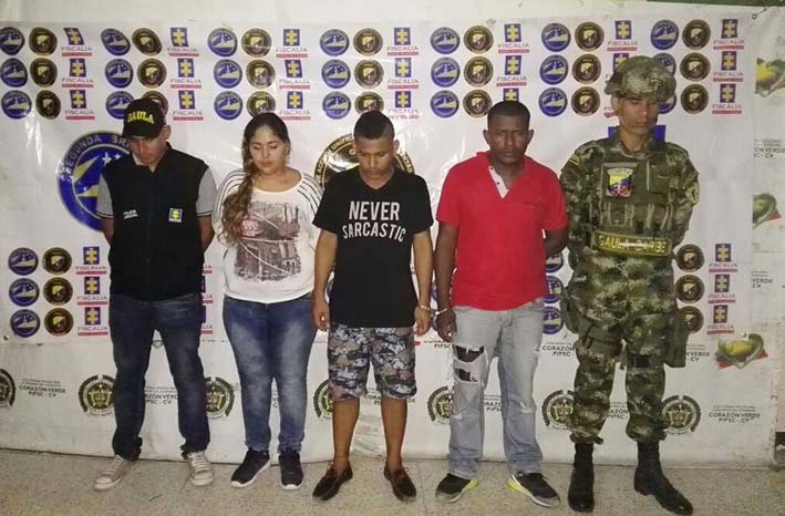 A los extorsionistas también les fueron incautados dos celulares y un vehículo taxi de placas WGA 065.