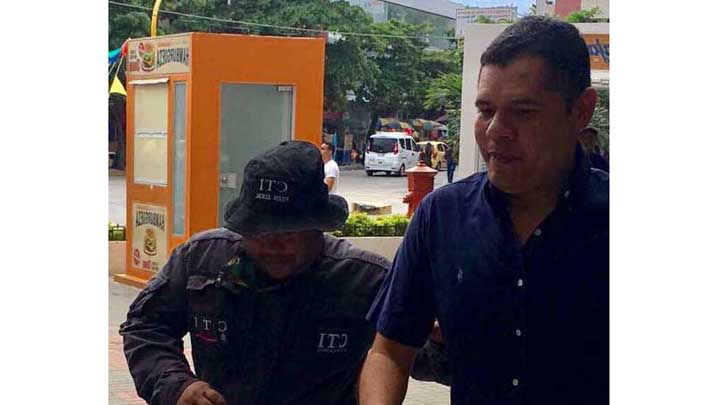 Alcalde de Pivijay Eduardo Villa Mozo, llegando a las instalaciones de los juzgados en el edificio Galaxia.