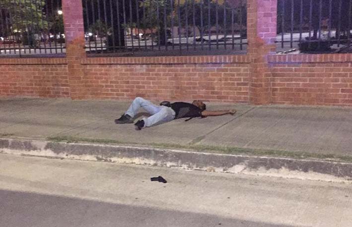 En la acera del Centro Comercial Buenavista quedó el cuerpo sin vida del presunto atracador identificado como Peter Segundo Urieles Iguarán. Cerca al cadáver fue hallada el arma de fuego que al parecer portaba.