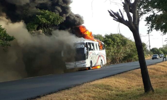 El bus incendiado en el corregimiento de Carreipía había salido en horas de la mañana de este domingo desde Maicao hacia Barranquilla.