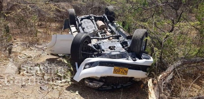 Con lesiones en el cuerpo resultó la gestora social de Riohacha identificada como Marisol García, al igual que otras cuatro personas más, entre ellas, dos de sus hijos, al verse implicada en un accidente de tránsito. Este fue el resultado del volcamiento de la camioneta en la que se movilizaban en cercanías a Cuatro Vías, en la vía que une a Riohacha con Maicao, departamento de Las Guajira.   Estos fueron llevados hasta la sala de urgencias de una clínica cercana en donde le suministraron la atención médica correspondiente.  El reporte médico señala que los implicados fueron declarados fuera de peligro.  “Aforyunadamente el caso no pasó a mayores pese a la manera cómo se volcó el vehículo”, dijo un testigo