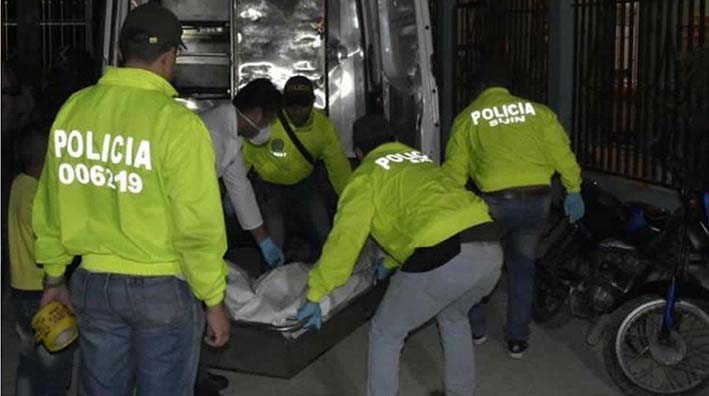 Personal de la Unidad Criminalística de la Policía del Magdalena fue el encargado de llevar a cabo la diligencia de inspección al cadáver. Foto tomada de Zona Cero