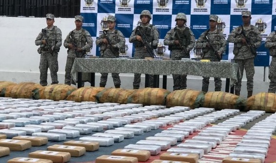 La cocaína estaba en 48 costales, que contenían en su interior 1.200 paquetes ocultos en dos depósitos.