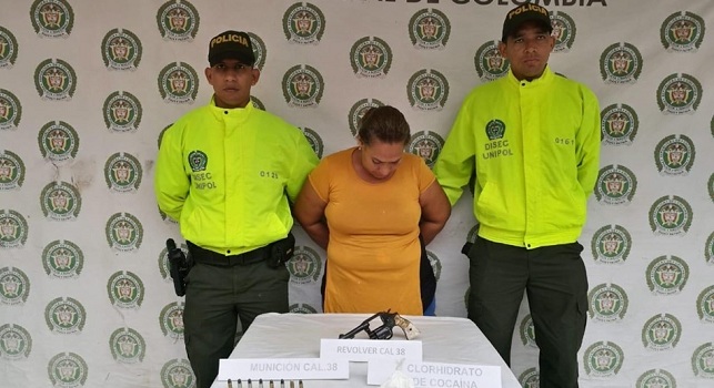 Rosalba Rivas Peña, alias ‘La Mona’ fue capturada con drogas alucinógenas y un arma de fuego sin papeles.