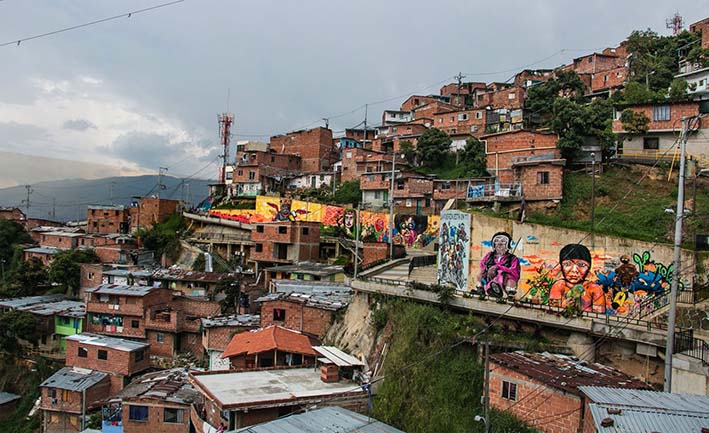 La Comuna 13 de Medellín fue el escenario en el que las autoridades buscaban expulsar a grupos ilegales y que, según organismos de defensa de los Derechos Humanos, dejó numerosos desaparecidos.