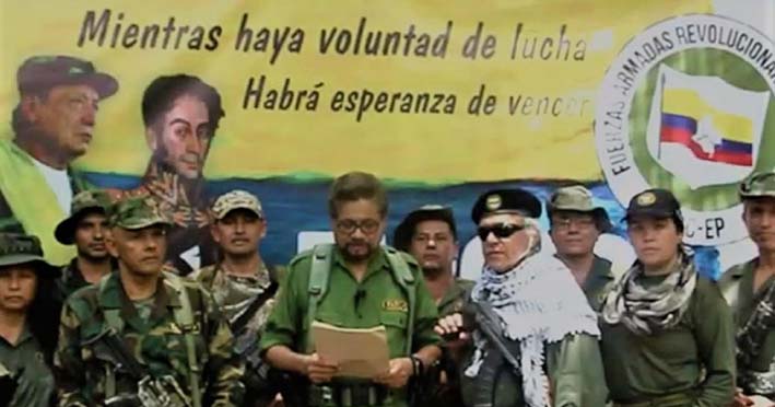 Seuxis Paucias Hernández, alias ‘Jesús Santrich’, y Hernán Darío Velásquez, alias ‘El Paisa’, son dos de la veintena de exguerrilleros de las Farc que aparecen en un video del 29 de agosto 