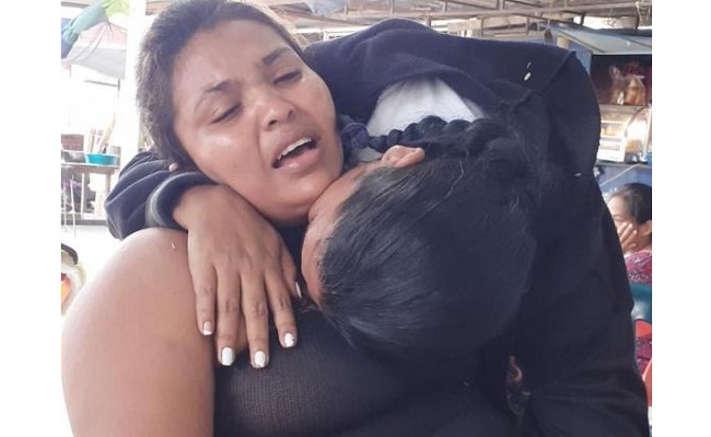 Eva Sandrith Retamozo llora inconsolable la muerte de su pequeño hijo de dos años.