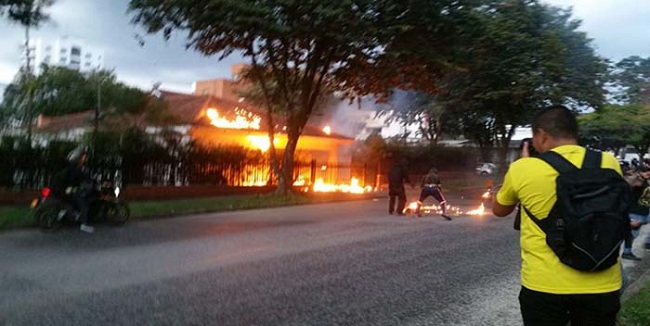 En la jornada, los manifestantes también bloquearon algunas de las principales avenidas de la ciudad, encapuchados arrojaron cócteles molotov contra autobuses y fue incinerada una motocicleta.
