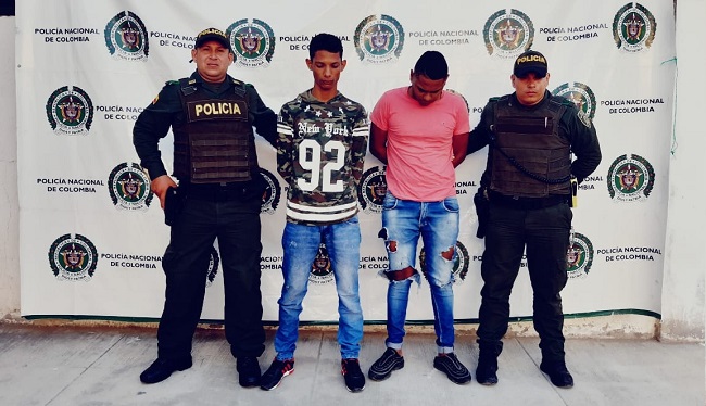 Daniel Andrés Arrieta y Juan David Fontalvo Perea, fueron capturados para que respondan por el delito de porte, tráfico y fabricación de armas de fuego.