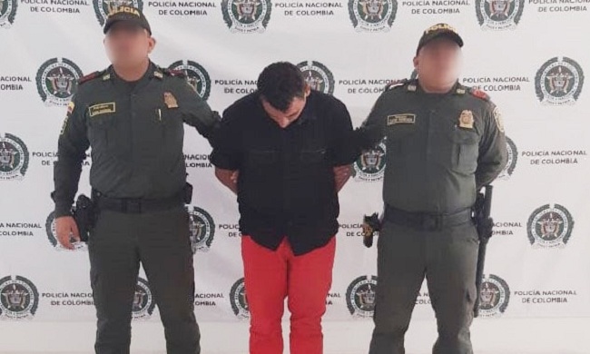 Carlos Bonett Angarita, siendo presentado por las autoridades luego de su captura. 