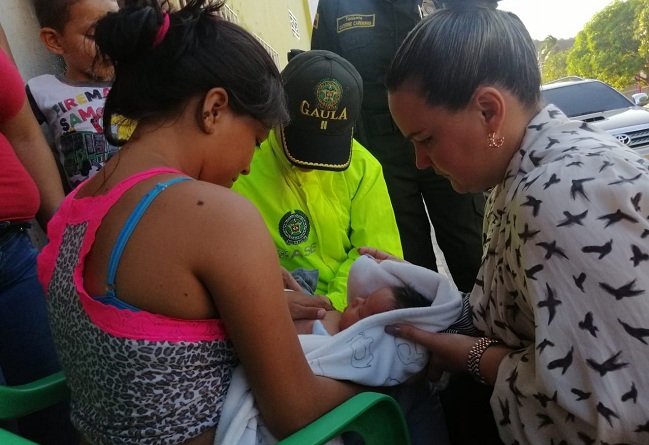  Este es el momento en el que el bebé es entregado por parte de la Policía Metropolitana a su mamá,  Orlaini Vanesa Sánchez Gómez.