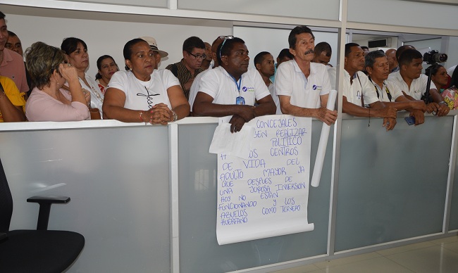 Al recinto del Concejo de Santa Marta llegaron veedores ciudadanos, acompañados con pancartas en señal de protesta, advirtiendo de las irregularidades que hay en Los Centros de Vida del Adulto Mayor.  Foto: Orlando Marchena.