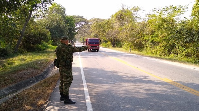 Policía y Ejército adelantan operativo en los diferentes ejes viales del departamento para garantizar la seguridad y tranquilidad de los viajeros.