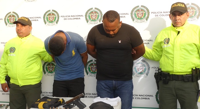 Jean Carlos Montero López, alias ‘Jean Carlos’ y Yoisser Enrique Troncoso Escorcia, alias ‘Yoiser’, capturados por la Policía Metropolitana de Santa Marta.