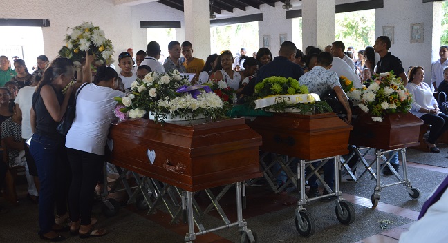 Momentos de angustia vivieron familiares y amigos de las tres personas asesinadas a tiros en hechos ocurridos la tarde del domingo en sectores del barrio Luis R. Calvo de Santa Marta.